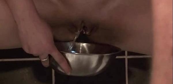 Nippelfolter für Sklaven mit Nippelklammern und Wachs und zum Schluss wird die Sau noch angepisst